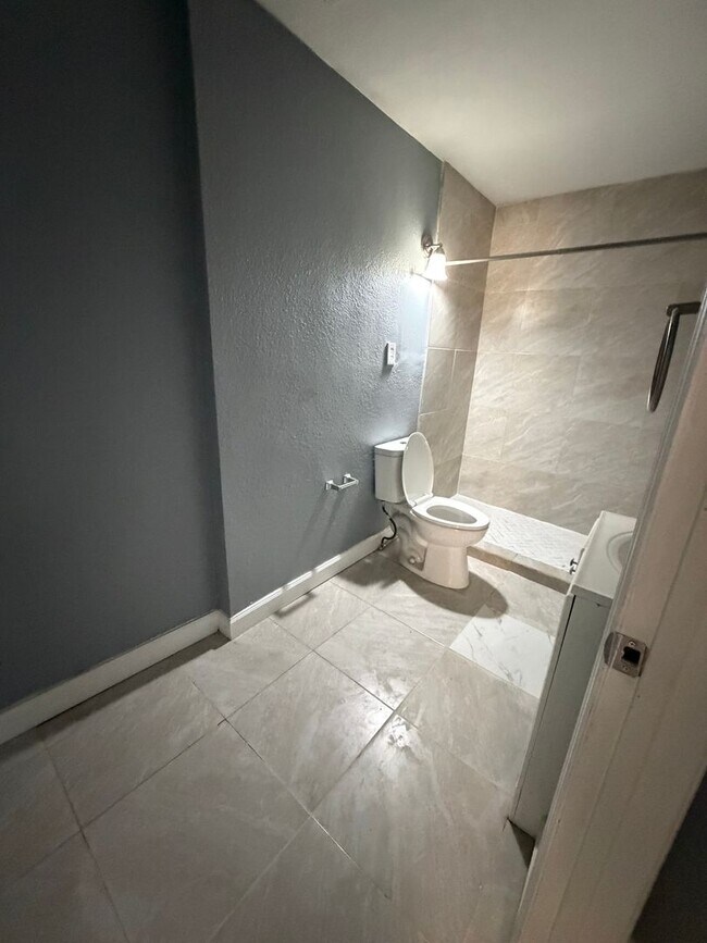 Building Photo - 1215