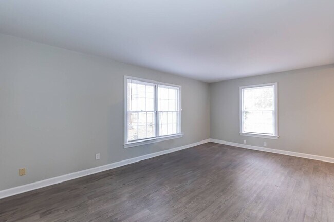 Building Photo - Two Bedroom Home!