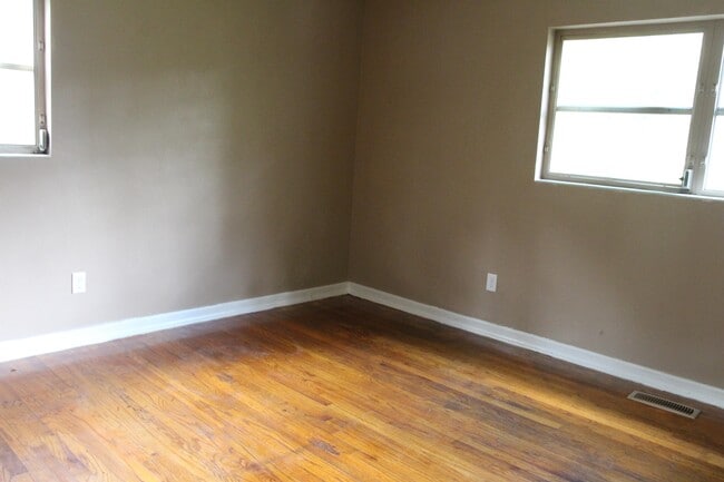Building Photo - 103 S Shadowlawn Dr