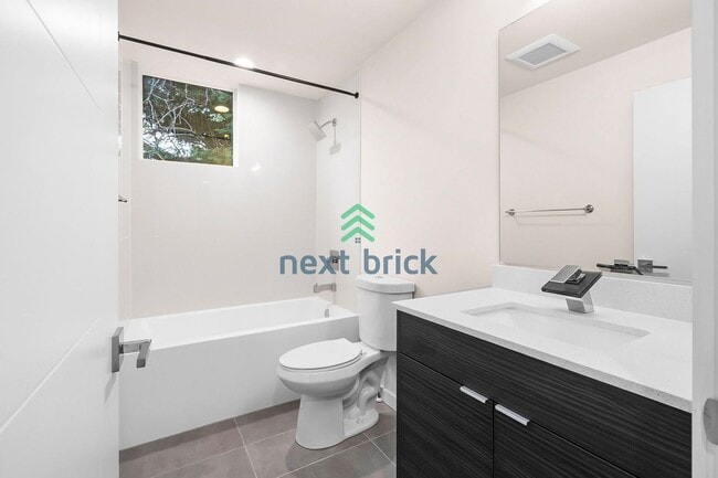 Building Photo - 2 Bed 2 Bath Single-family House Available for Rent!