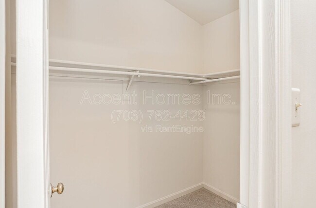 Building Photo - 7461 Ridge Oak Ct