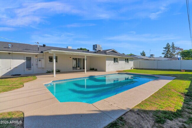 Building Photo - 501 W Seldon Ln
