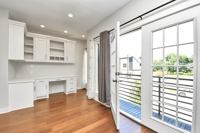 Building Photo - 1112 Amundsen St