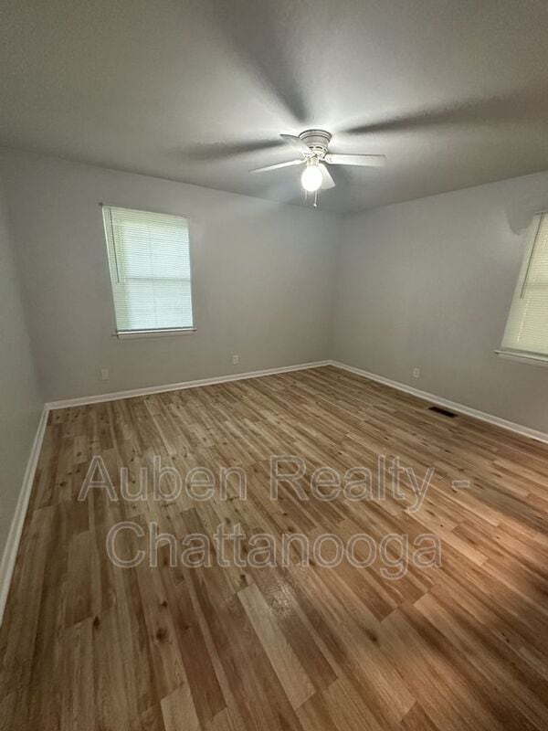 Building Photo - 229 N Cliff Ln