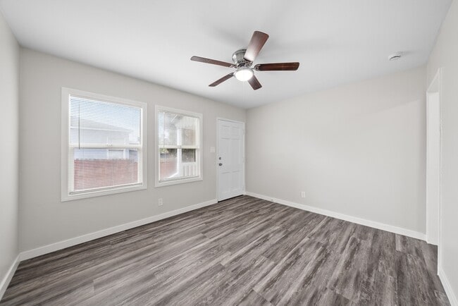 Building Photo - 1918 Skyline Dr