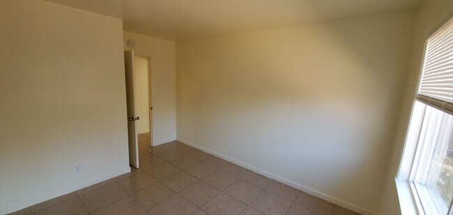 Building Photo - 4 Bedrooms, 2 Baths, Victorville Home in Tatum Track