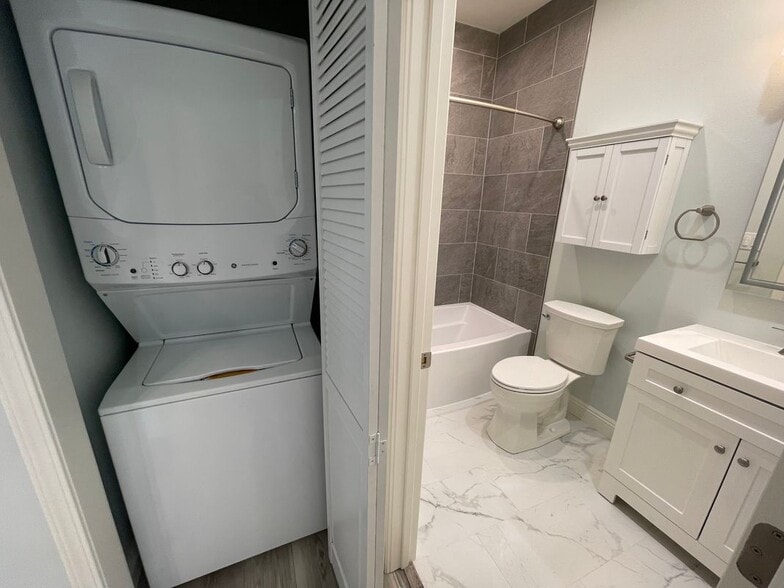 Building Photo - 7431 Warren Cir