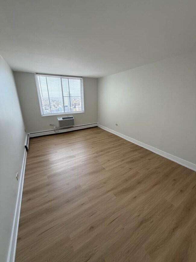 Building Photo - 6325 N Sheridan Rd