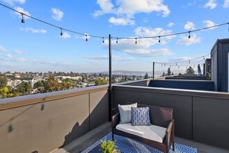 Building Photo - Wallingford Townhome
