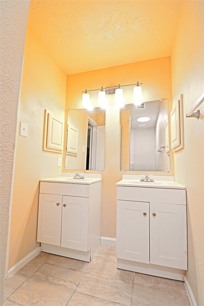 Building Photo - 7603 Loro Linda Dr