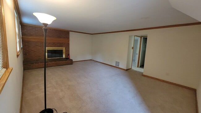 Building Photo - Stunning 4 Bedroom 2.5 Bathroom 3-Level Ho...