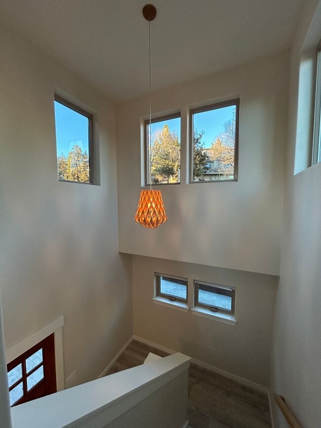 Building Photo - 1079 NW Quincy Ave