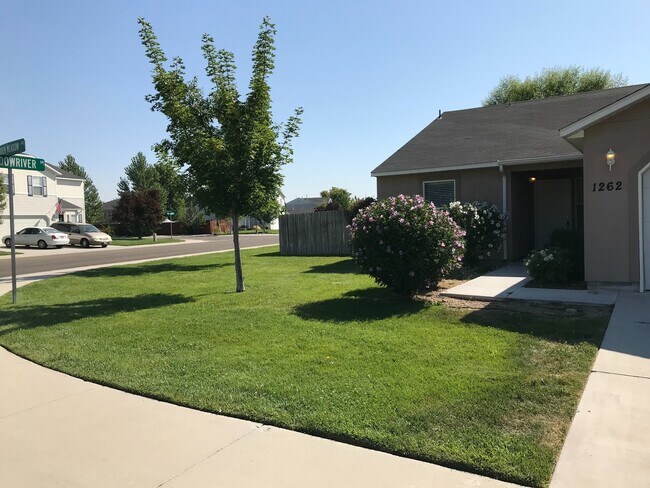 Building Photo - 3 bed/ 2 bath... 2 car garage... Single Level...In the Meadowbrook Subdivision.