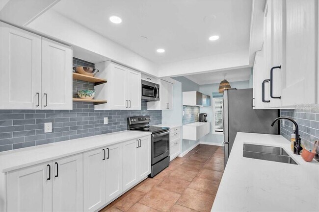 Building Photo - 7300 Sunshine Skyway Ln S