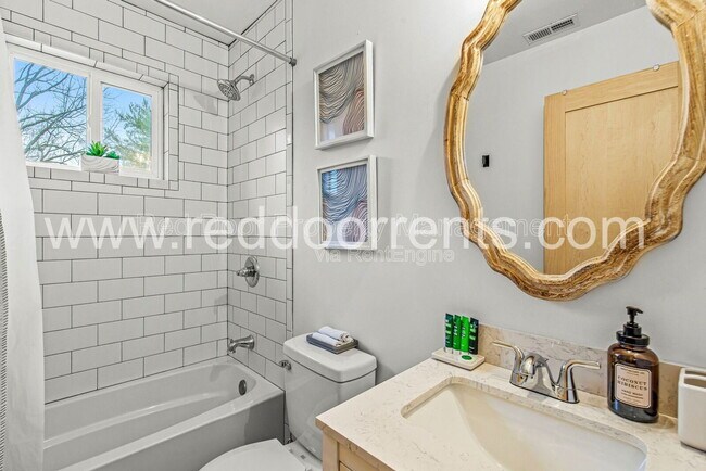 Building Photo - 1619 N Tacoma Ave