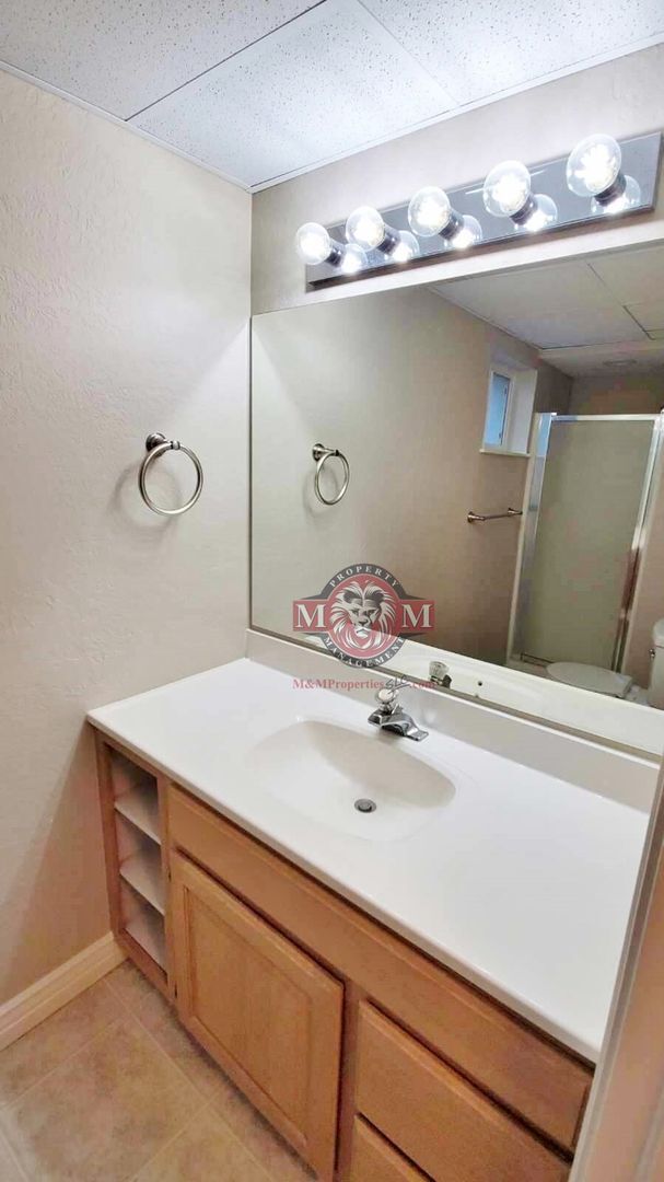 Building Photo - 5 Bd 3 Ba Remodeled Home in Midvale