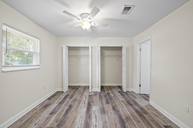 Building Photo - "Charming 2-Bed Townhouse with Modern Comf...