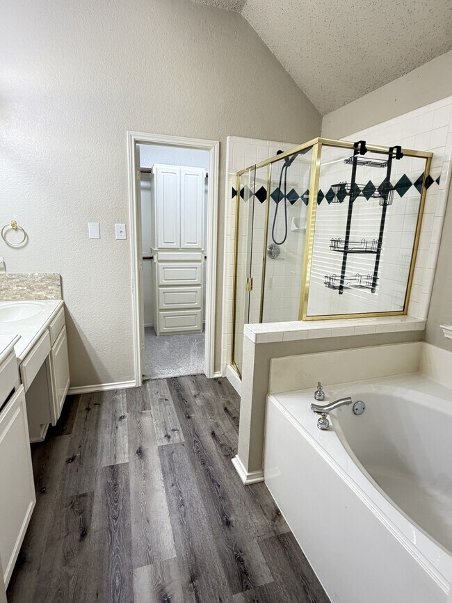 Building Photo - 2040 Camelot Dr