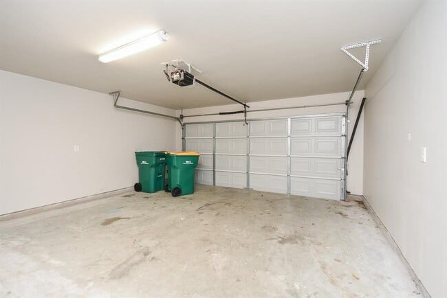Building Photo - 946 Oak Falls Dr