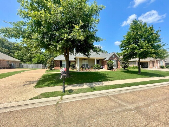 Building Photo - *MOVE IN SPECIAL* Beautiful Germantown School District Home in Ashbrooke