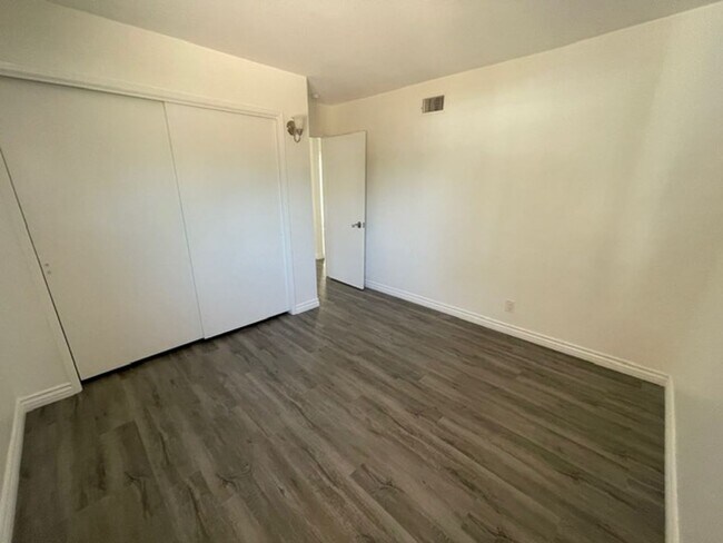 Building Photo - Single Level 4 Bedroom 2 Bath Home in Seal...