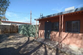 Building Photo - Charming 1 Bedroom 1 Bath Duplex! Great Ce...