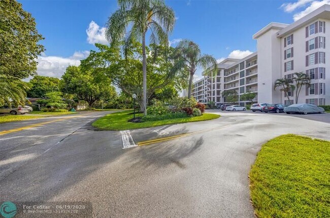 Building Photo - 2850 N Palm Aire Dr