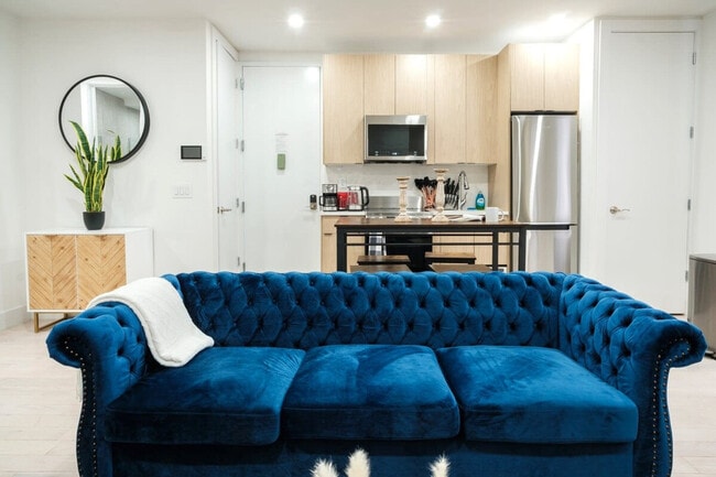 Building Photo - 402 E 11th St