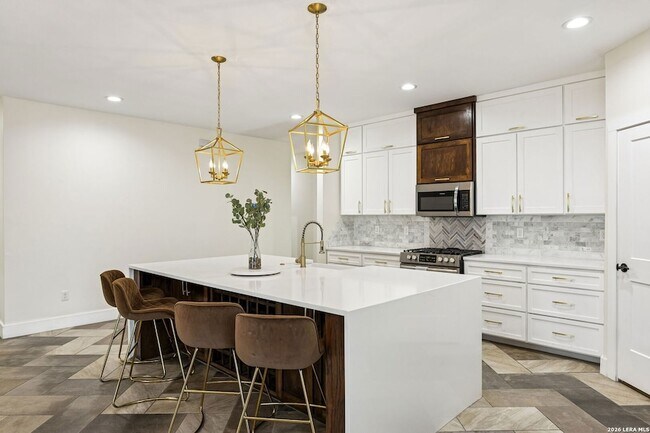 Building Photo - 303 Pendleton Ave