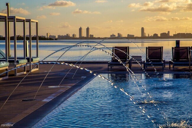 Building Photo - 601 NE 39th St