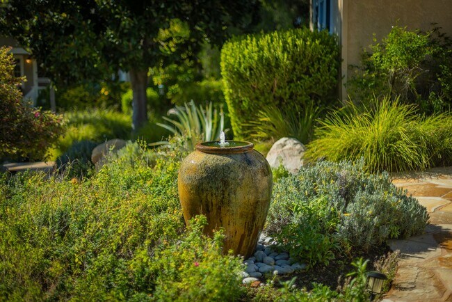 Building Photo - East End Hideaway