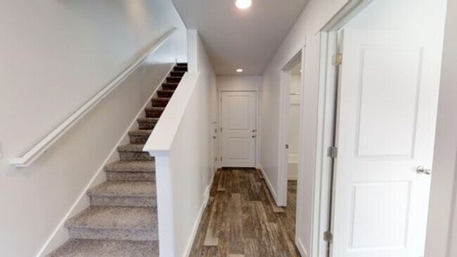 Building Photo - LUXURY TOWNHOME IN OREM!!!