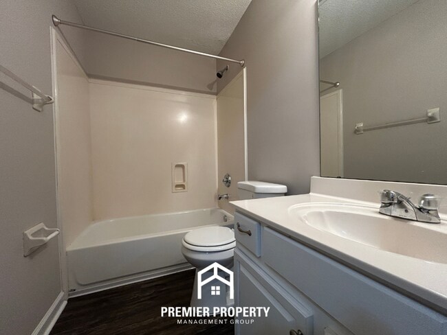 Building Photo - Spacious 4 Bedroom Home for Rent in Memphis | Vaulted Ceilings, Bay Windows & Fenced Yard