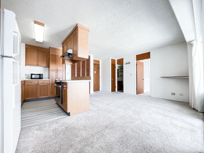 Building Photo - Centrally Located Honolulu Condo with Assigned Parking & A/C