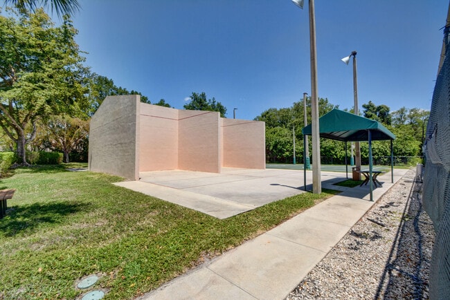 Building Photo - 2581 Carambola Cir N