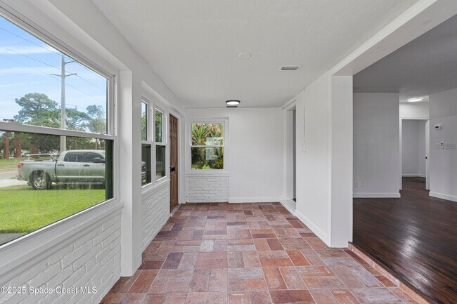 Building Photo - 509 E Fee Ave