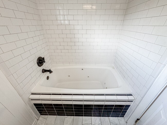 Building Photo - COME MEET YOUR NEW HOME IN KINGS GRANT!