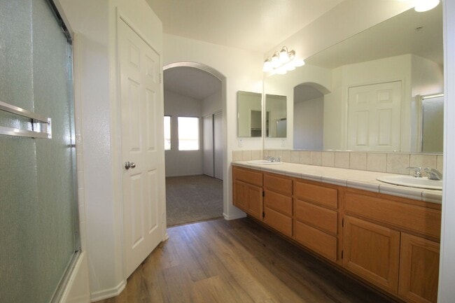 Building Photo - Large Ventura Home with Community Pool