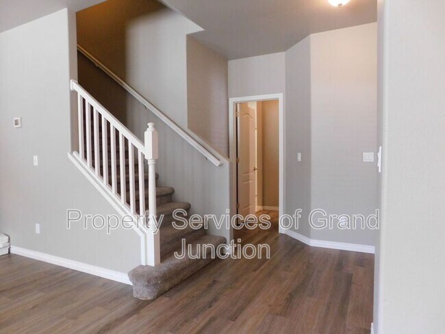 Building Photo - 733 Lakeview Ct