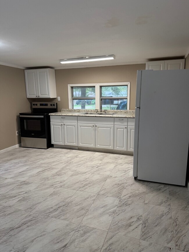 Building Photo - 10 Lakeview Dr