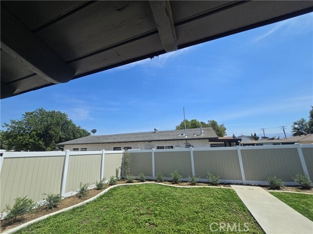 Building Photo - 876 River Dr