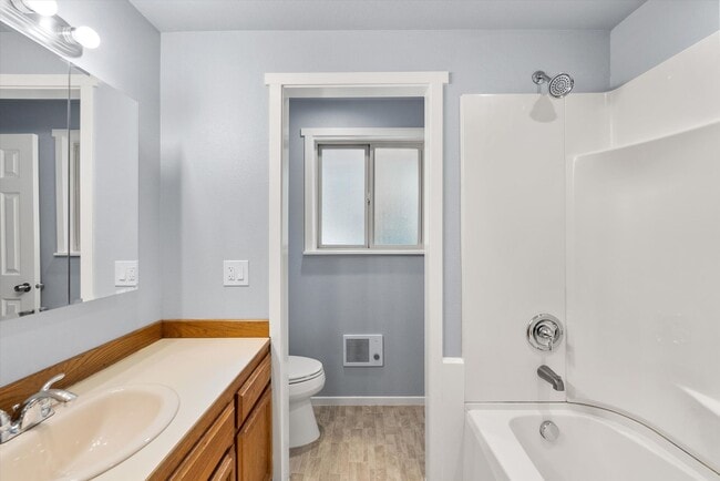 Building Photo - 3 Bed 2 Bath Fully Fenced Split Level Lake...