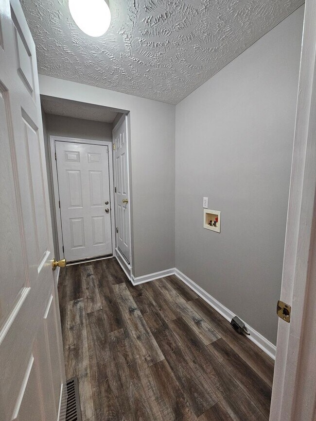 Building Photo - NEW LISTING!!!!!