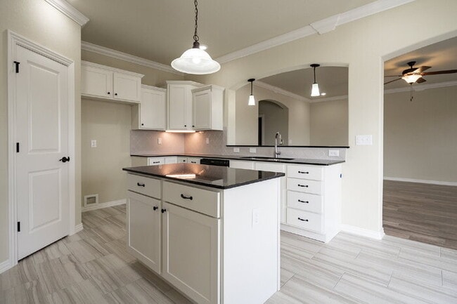 Building Photo - 921 Sassafras Ln