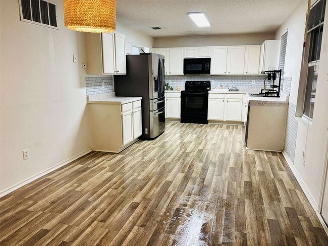 Building Photo - 16133 Windsong Ct