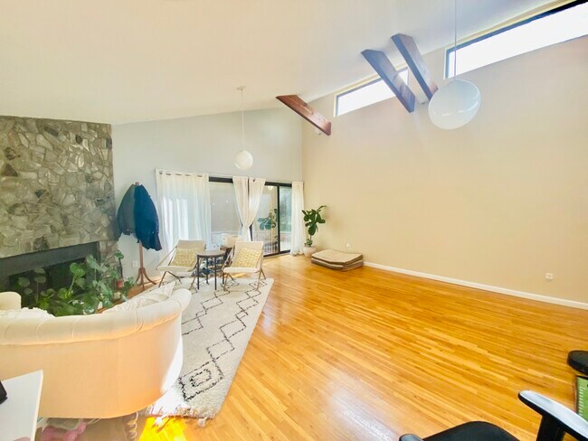 Building Photo - 14 Windsor Rd