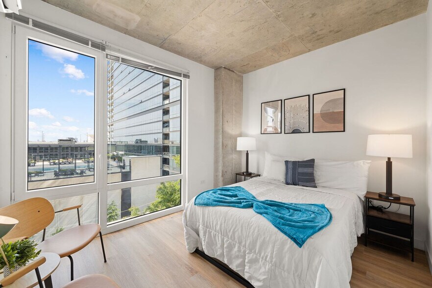 Building Photo - 853 W Blackhawk St