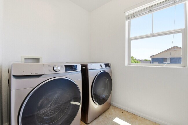 Building Photo - $2,940.95 - 4 Bed, 3 Bath Home in Denver with Central A/C and Fenced in Yard!