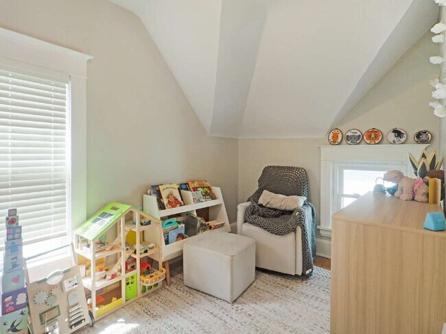 Building Photo - Charming 3 bedroom home in Uptown. Pets Welcome!