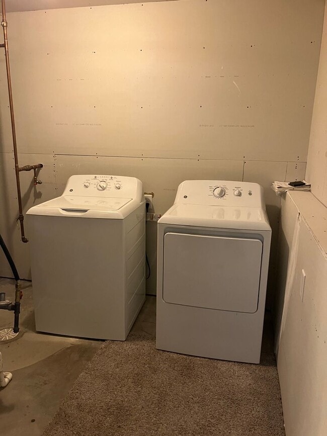 Building Photo - 4 Bed 3 Bath Single Family Home